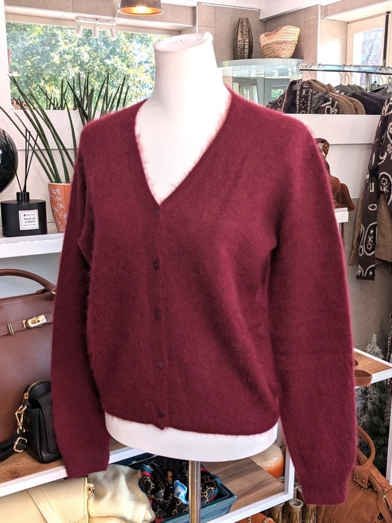 Elegante Strickjacke aus kostbarem Kaschmir mit Seidenanteil und feiner Wollmischung. Perfektes Layering-Piece aus Premium-Materialien für elegante Looks.