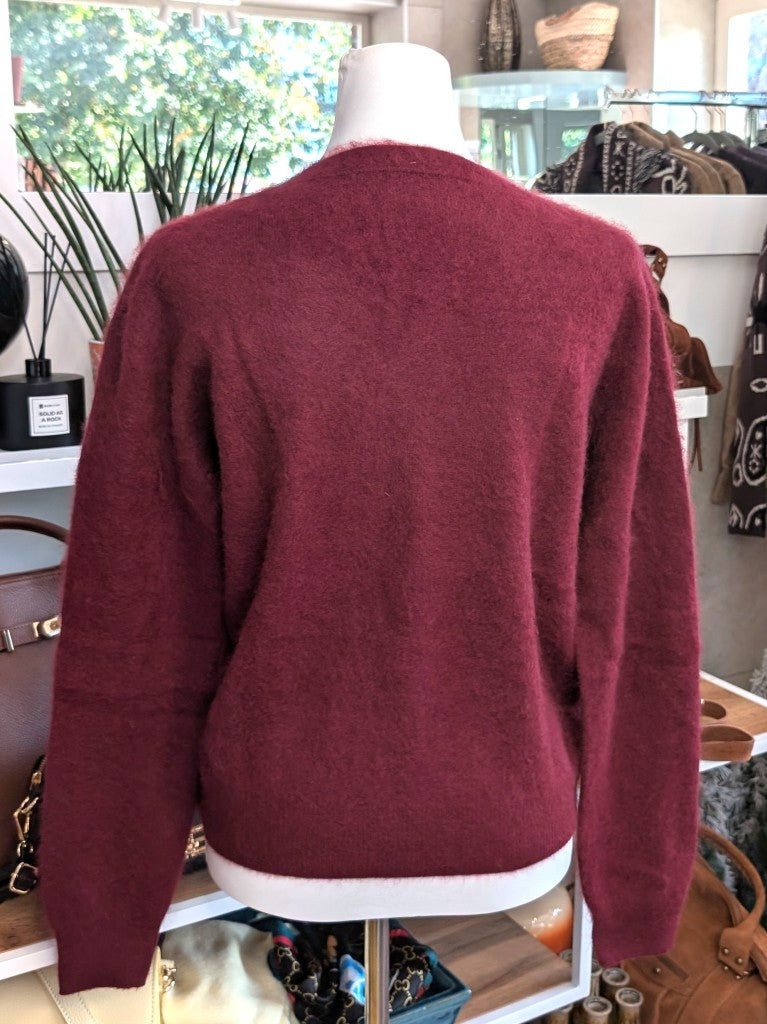 Elegante Strickjacke aus kostbarem Kaschmir mit Seidenanteil und feiner Wollmischung. Perfektes Layering-Piece aus Premium-Materialien für elegante Looks.