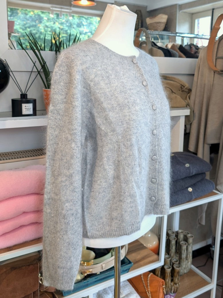 Elegante Strickjacke aus kostbarem Kaschmir  Seidenanteil und feiner Wollmischung. Perfektes Layering-Piece aus Premium-Materialien für elegante Looks.