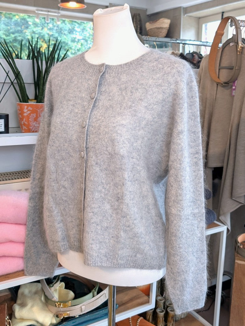 Elegante Strickjacke aus kostbarem Kaschmir  Seidenanteil und feiner Wollmischung. Perfektes Layering-Piece aus Premium-Materialien für elegante Looks.