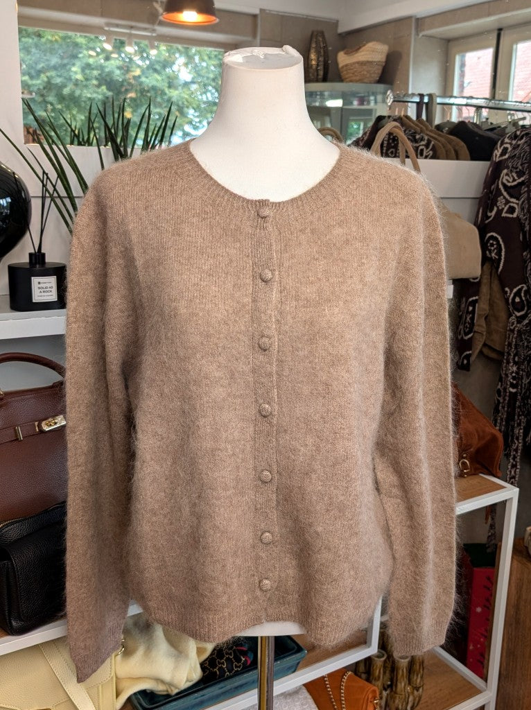 Elegante Strickjacke aus kostbarem Kaschmir mit Seidenanteil und feiner Wollmischung. Perfektes Layering-Piece aus Premium-Materialien für elegante Looks.