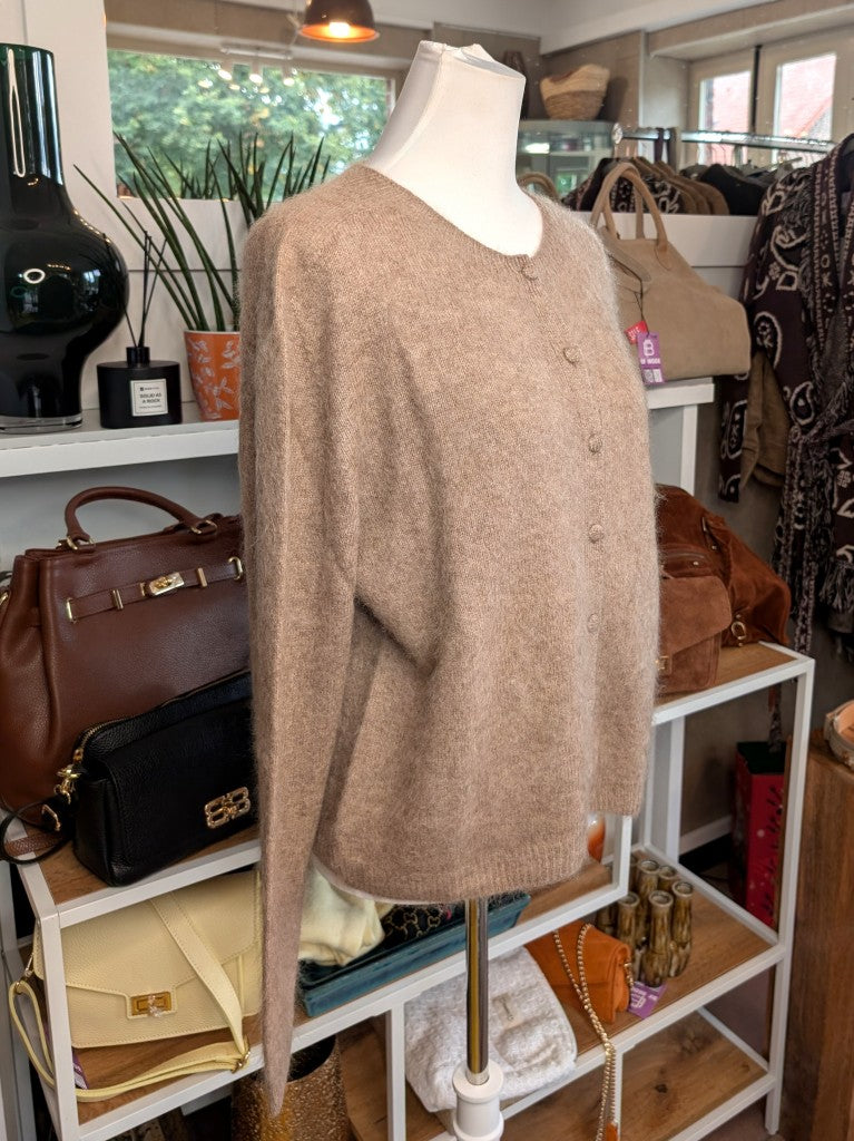 Elegante Strickjacke aus kostbarem Kaschmir mit Seidenanteil und feiner Wollmischung. Perfektes Layering-Piece aus Premium-Materialien für elegante Looks.