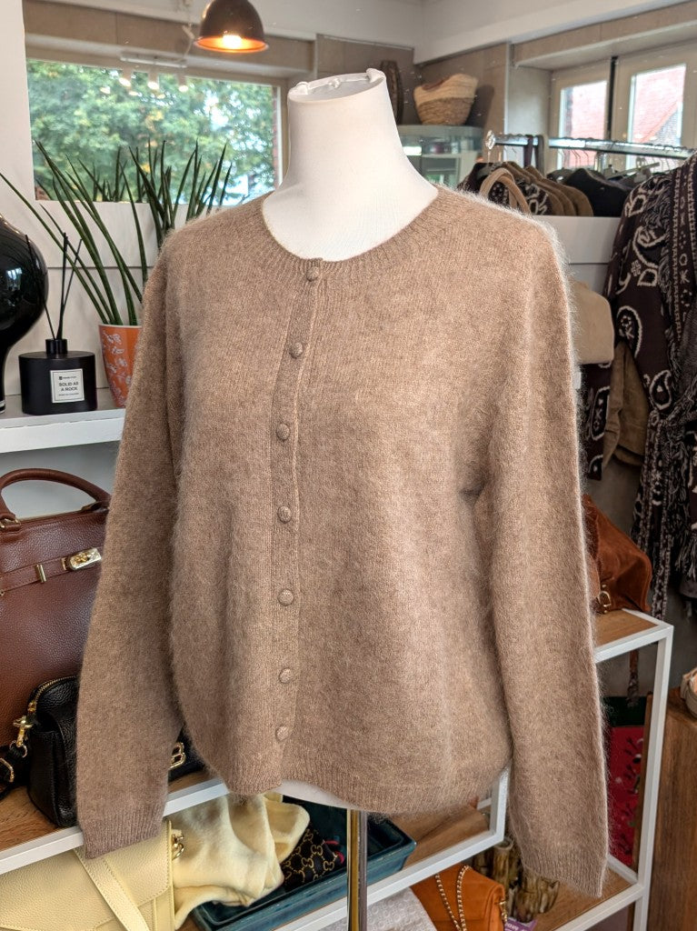 Elegante Strickjacke aus kostbarem Kaschmir mit Seidenanteil und feiner Wollmischung. Perfektes Layering-Piece aus Premium-Materialien für elegante Looks.