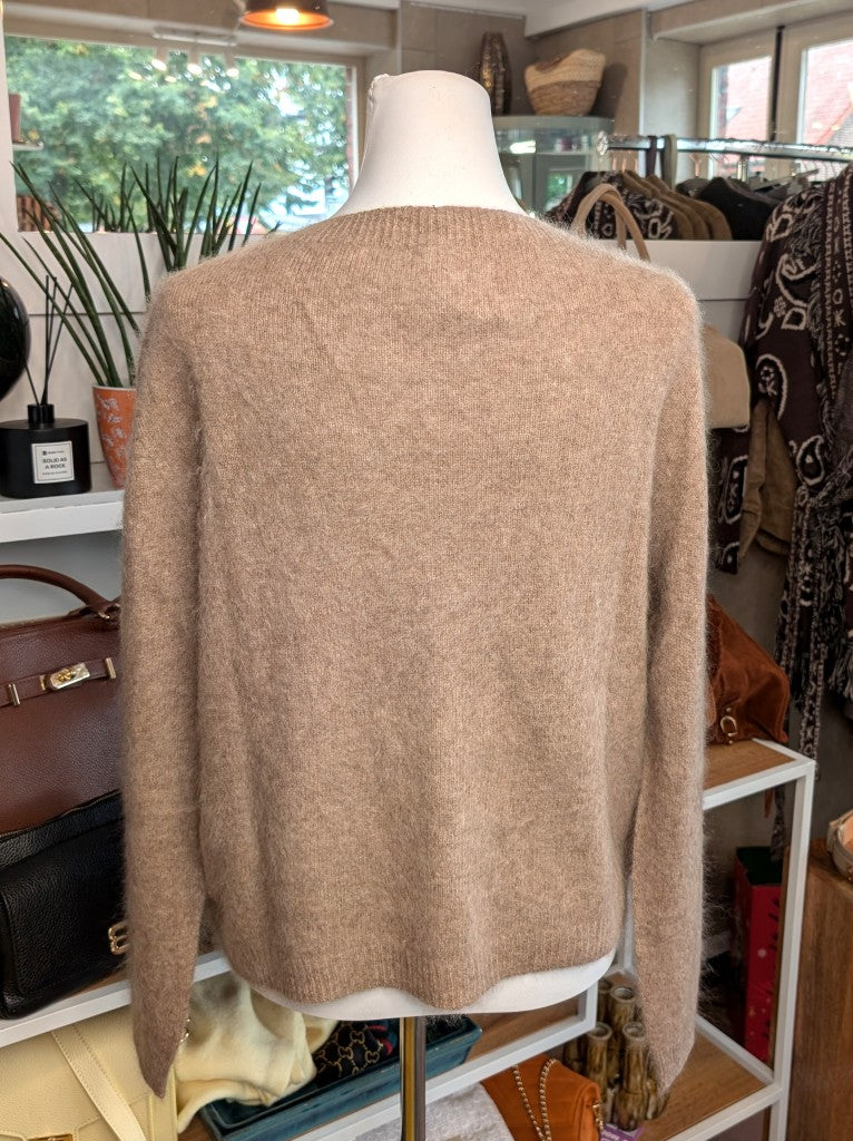 Elegante Strickjacke aus kostbarem Kaschmir mit Seidenanteil und feiner Wollmischung. Perfektes Layering-Piece aus Premium-Materialien für elegante Looks.
