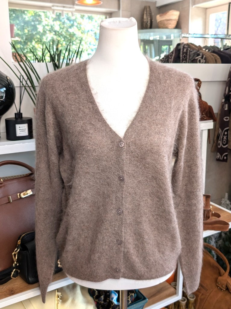 Elegante Strickjacke aus kostbarem Kaschmir mit Seidenanteil und feiner Wollmischung. Perfektes Layering-Piece aus Premium-Materialien für elegante Looks.