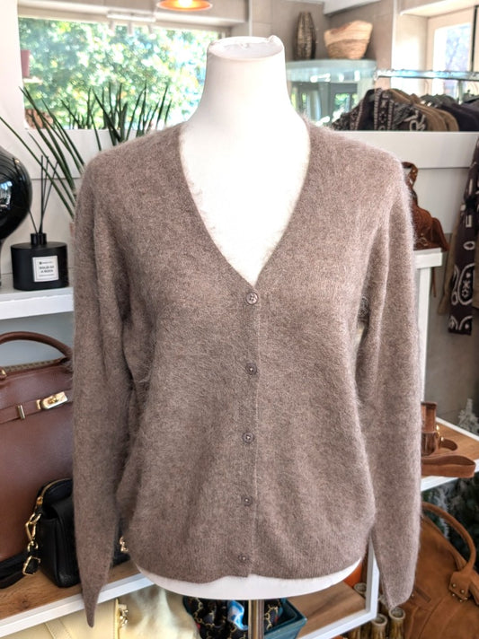 Elegante Strickjacke aus kostbarem Kaschmir mit Seidenanteil und feiner Wollmischung. Perfektes Layering-Piece aus Premium-Materialien für elegante Looks.