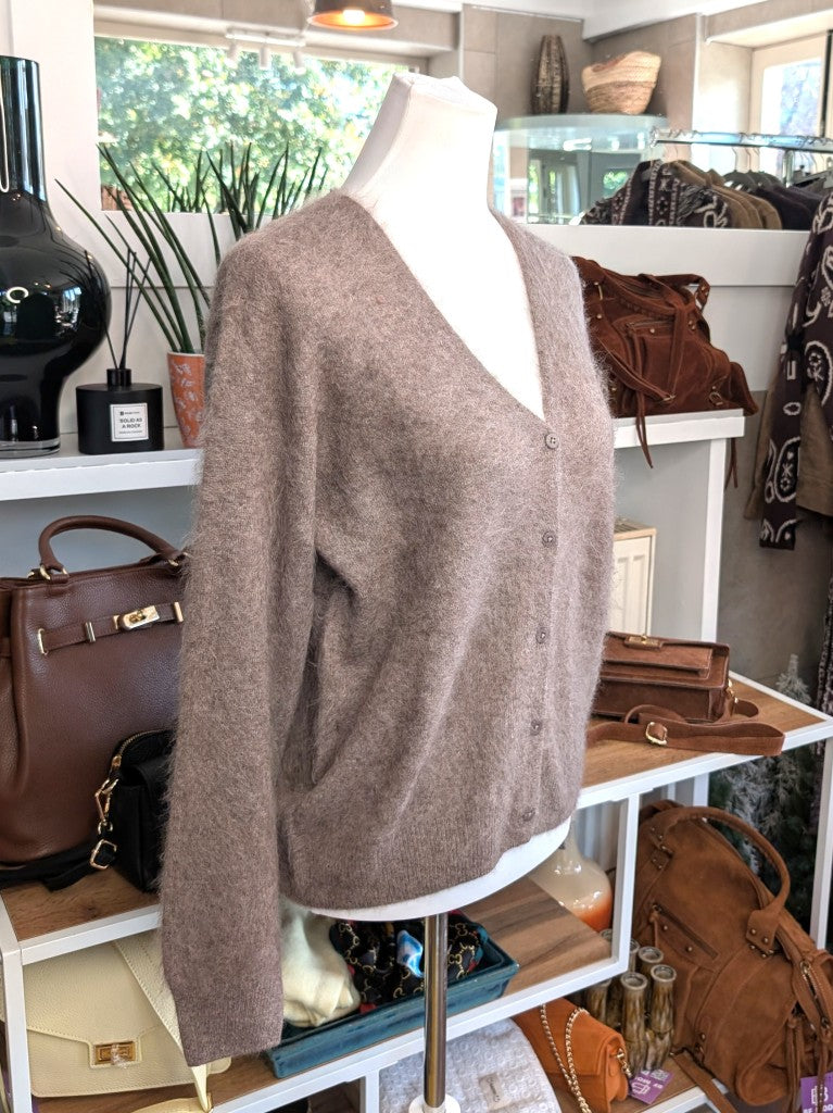 Elegante Strickjacke aus kostbarem Kaschmir mit Seidenanteil und feiner Wollmischung. Perfektes Layering-Piece aus Premium-Materialien für elegante Looks.