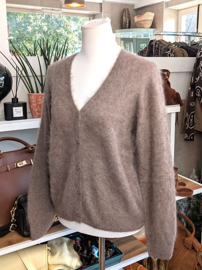 Elegante Strickjacke aus kostbarem Kaschmir mit Seidenanteil und feiner Wollmischung. Perfektes Layering-Piece aus Premium-Materialien für elegante Looks.