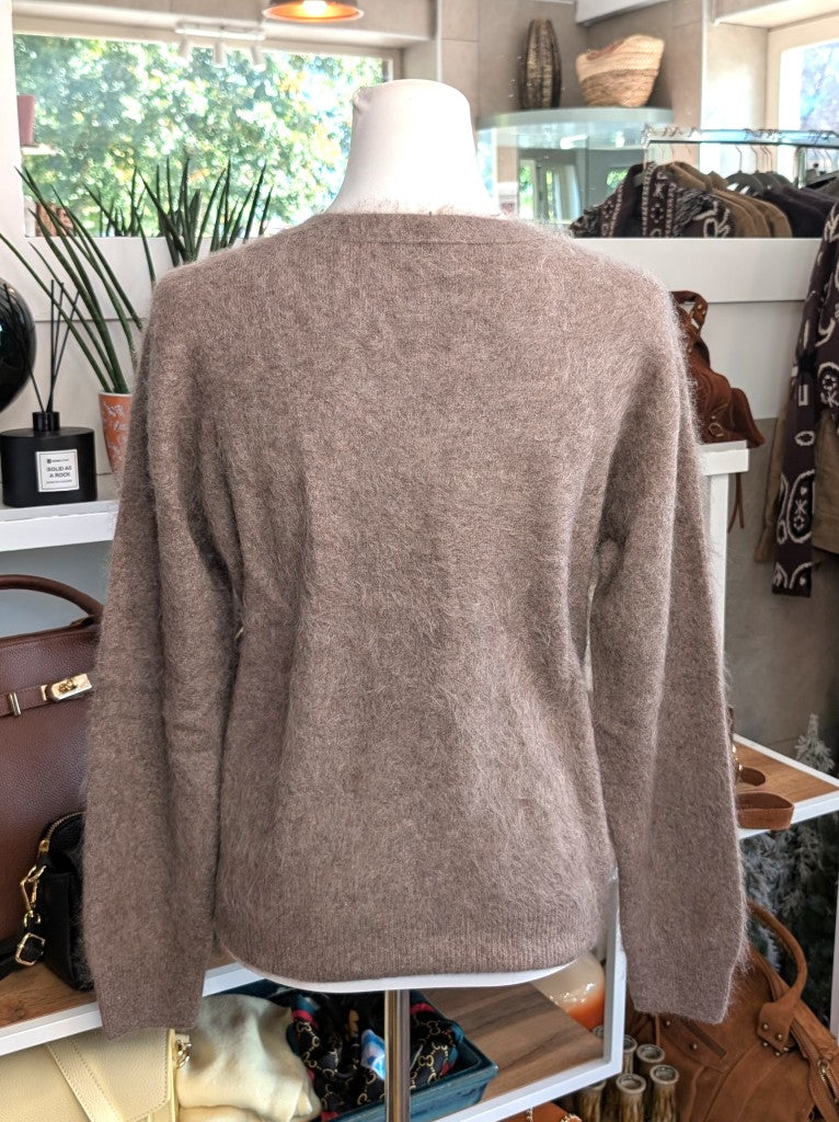 Elegante Strickjacke aus kostbarem Kaschmir mit Seidenanteil und feiner Wollmischung. Perfektes Layering-Piece aus Premium-Materialien für elegante Looks.
