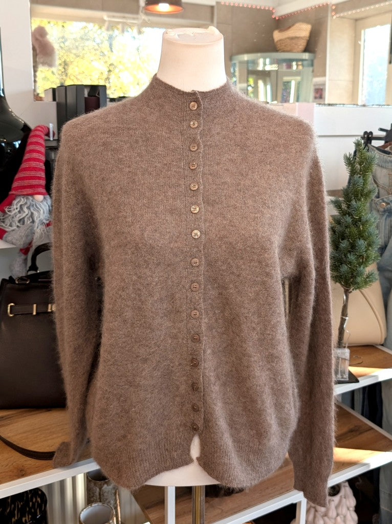 Elegante Strickjacke aus kostbarem Kaschmir mit Seidenanteil und feiner Wollmischung. Perfektes Layering-Piece aus Premium-Materialien für elegante Looks.