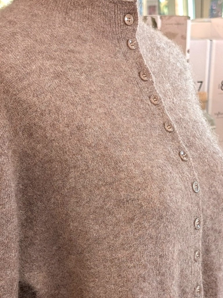 Elegante Strickjacke aus kostbarem Kaschmir mit Seidenanteil und feiner Wollmischung. Perfektes Layering-Piece aus Premium-Materialien für elegante Looks.