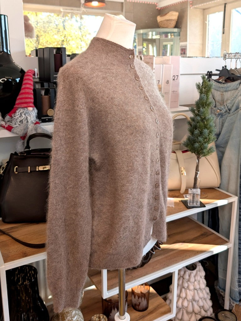 Elegante Strickjacke aus kostbarem Kaschmir mit Seidenanteil und feiner Wollmischung. Perfektes Layering-Piece aus Premium-Materialien für elegante Looks.