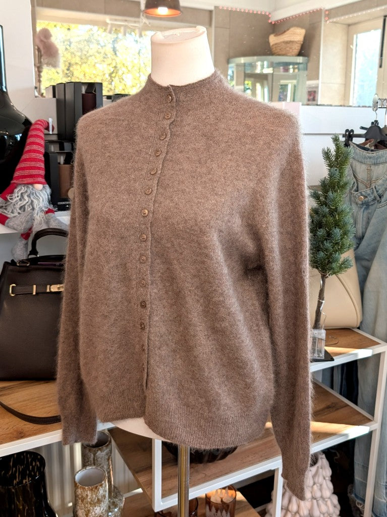 Elegante Strickjacke aus kostbarem Kaschmir mit Seidenanteil und feiner Wollmischung. Perfektes Layering-Piece aus Premium-Materialien für elegante Looks.