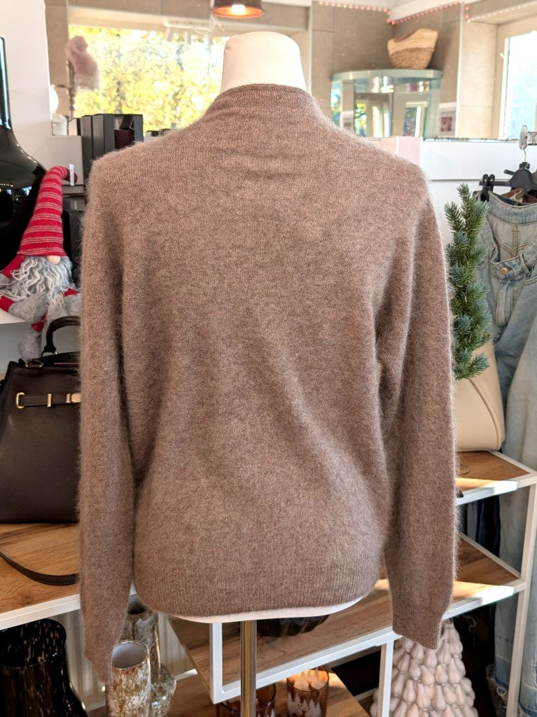 Elegante Strickjacke aus kostbarem Kaschmir mit Seidenanteil und feiner Wollmischung. Perfektes Layering-Piece aus Premium-Materialien für elegante Looks.
