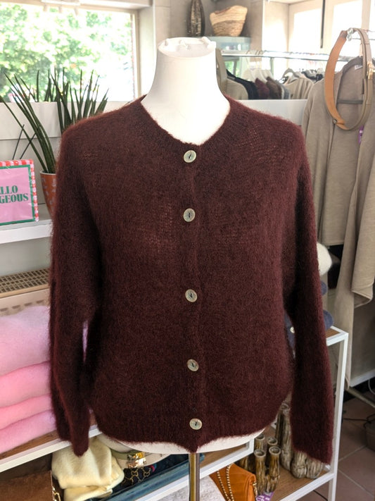 Fühle dich behaglich und stilvoll mit unserer Cardigan Strickjacke aus 80% Soft Kid Mohair Bordeaux Rot mit hellen Perlmuttknöpfen. Perfekt für alle Gelegenheiten