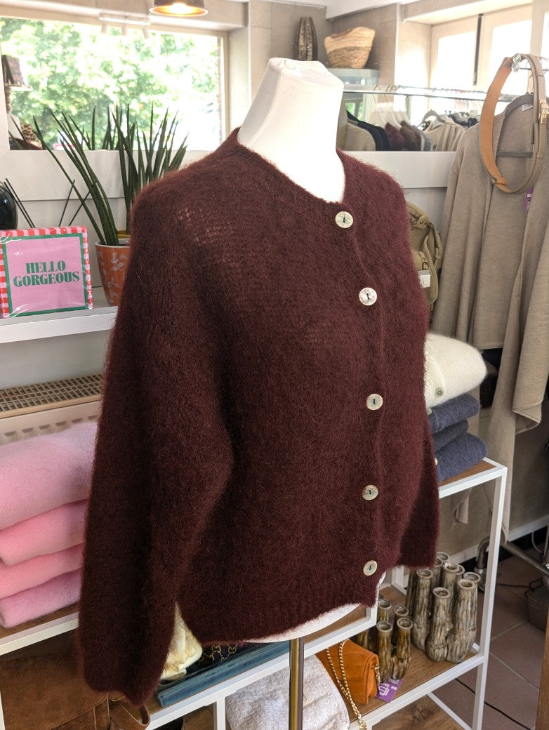 Fühle dich behaglich und stilvoll mit unserer Cardigan Strickjacke aus 80% Soft Kid Mohair Bordeaux Rot mit hellen Perlmuttknöpfen. Perfekt für alle Gelegenheiten