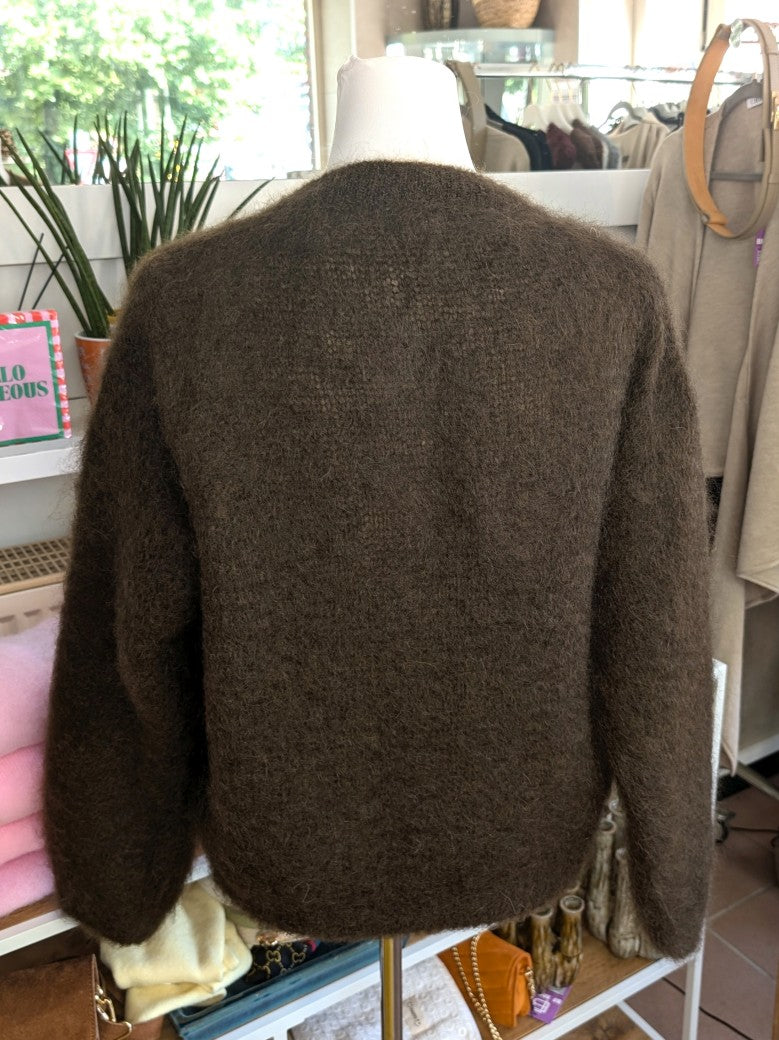 Fühle dich behaglich und stilvoll mit unserer Cardigan Strickjacke aus 80% Soft Kid Mohair Coffee Braun mit hellen Perlmuttknöpfen. Perfekt für alle Gelegenheiten