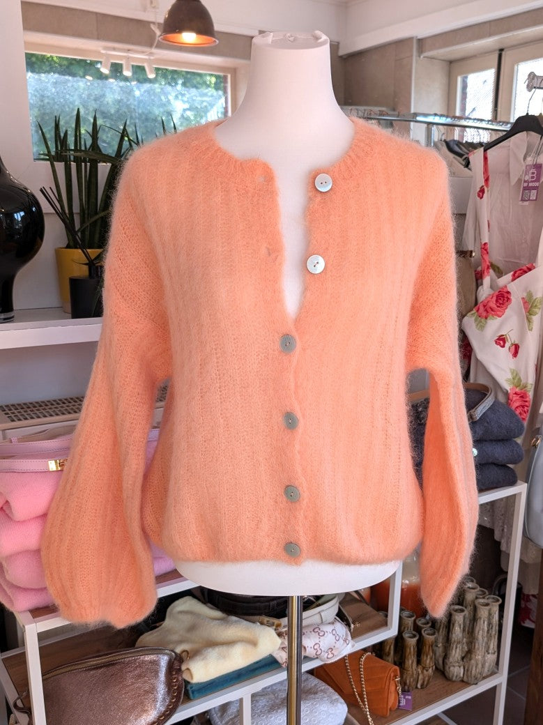 Raffinierter Cardigan mit ausdrucksstarken Ballonärmeln und weicher Mohair-Komposition aus 80% Kid Mohair – setze ein Koralle Statement mit diesem It-Piece!