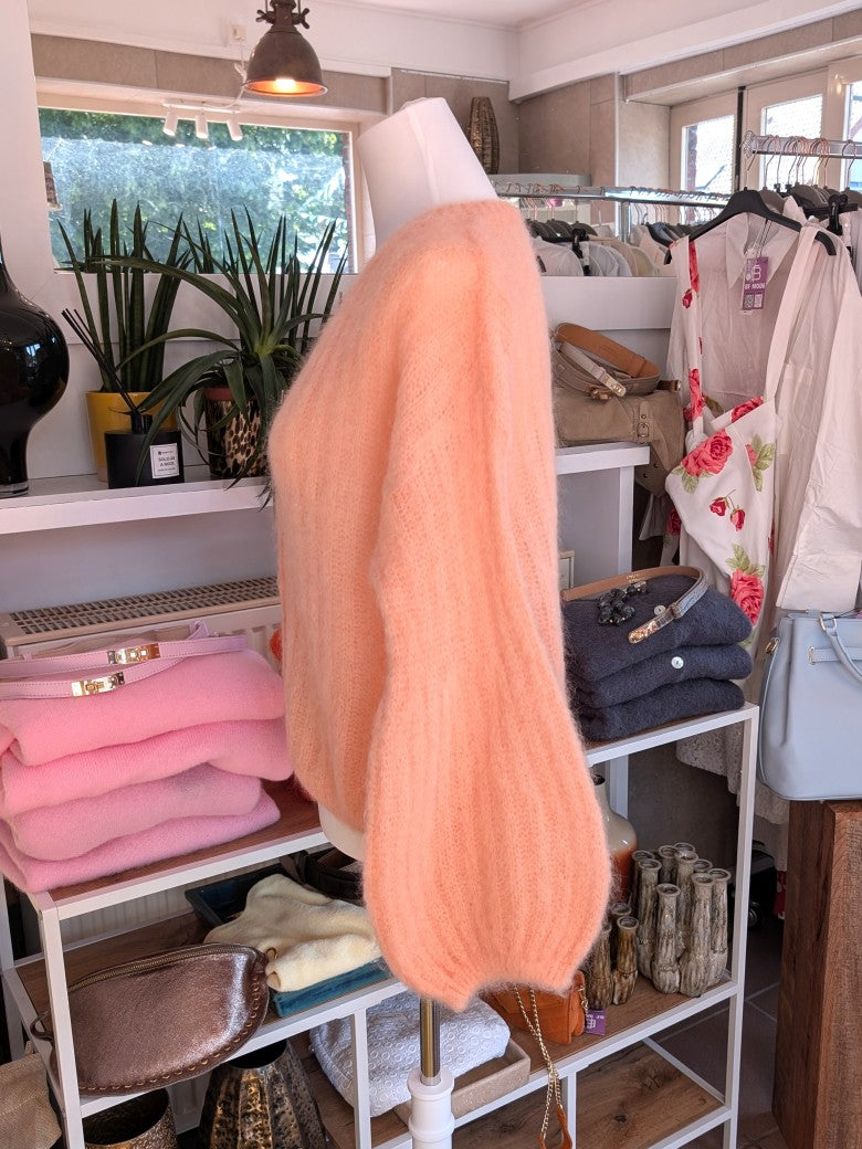 Raffinierter Cardigan mit ausdrucksstarken Ballonärmeln und weicher Mohair-Komposition aus 80% Kid Mohair – setze ein Koralle Statement mit diesem It-Piece!