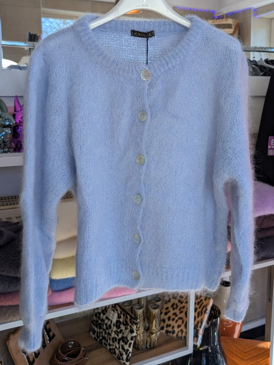 Raffinierter Cardigan mit unübertroffene Geschmeidigkeit und weicher 80% Kid Sommer-Mohair Komposition – setze ein Hellblau Statement mit diesem It-Piece!