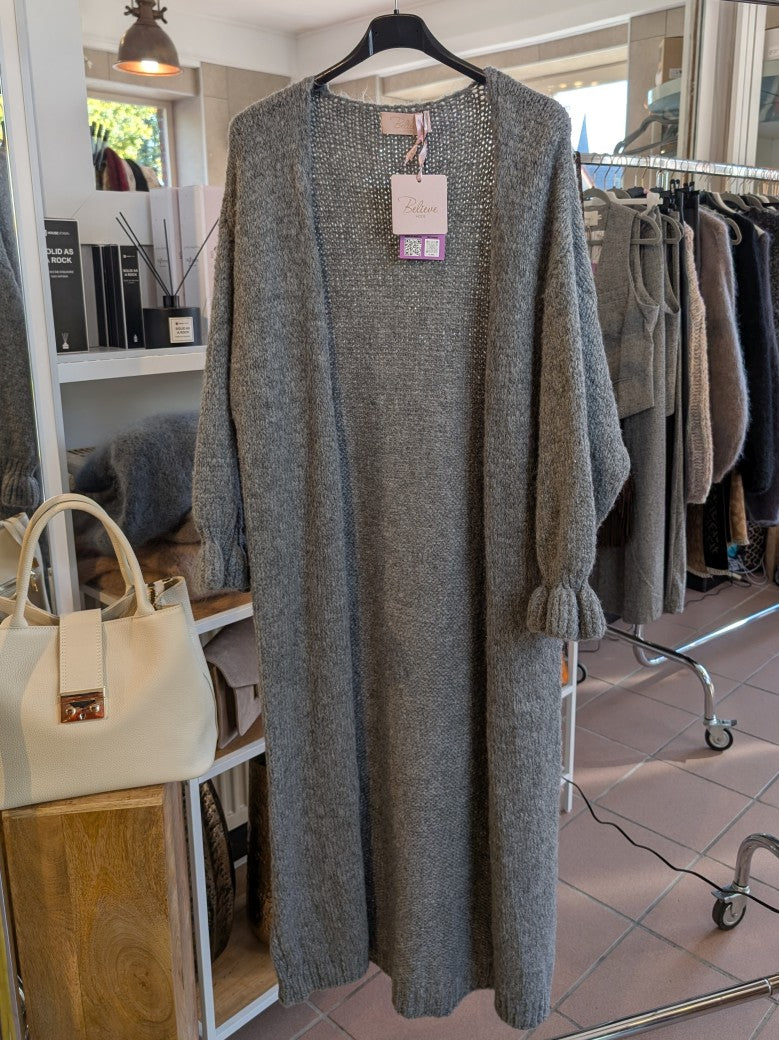 Der lange offene Cardigan in elegantem Grau bietet vielseitigen Komfort und zeitlosen Stil - ideal für lässige Looks oder als feiner Begleiter an kühlen Tagen!
