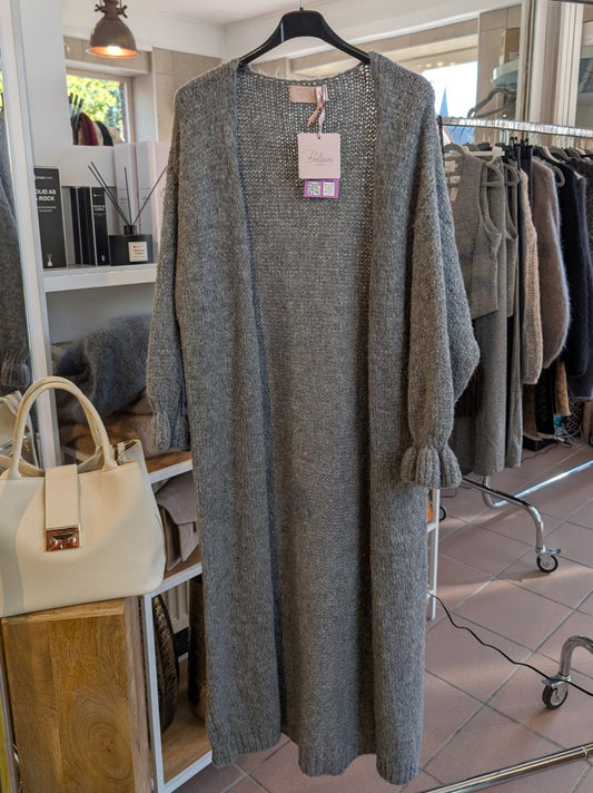 Der lange offene Cardigan in elegantem Grau bietet vielseitigen Komfort und zeitlosen Stil - ideal für lässige Looks oder als feiner Begleiter an kühlen Tagen!