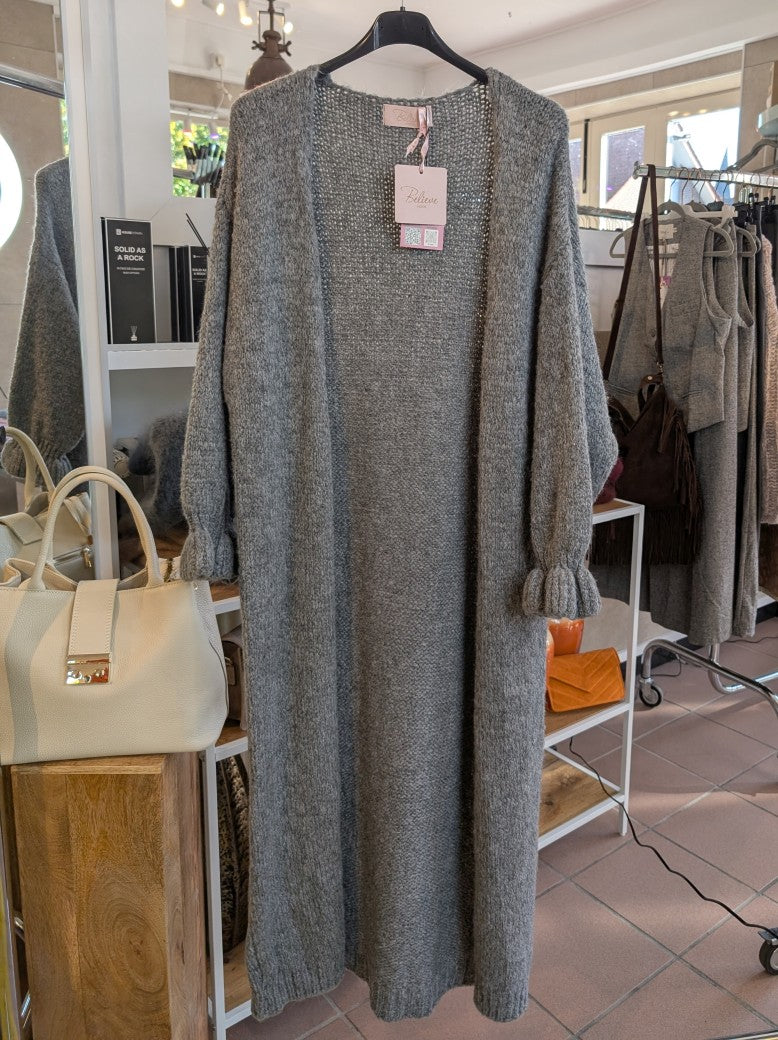 Der lange offene Cardigan in elegantem Grau bietet vielseitigen Komfort und zeitlosen Stil - ideal für lässige Looks oder als feiner Begleiter an kühlen Tagen!