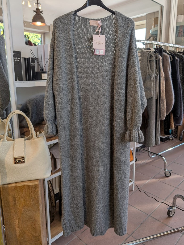 Der lange offene Cardigan in elegantem Grau bietet vielseitigen Komfort und zeitlosen Stil - ideal für lässige Looks oder als feiner Begleiter an kühlen Tagen!