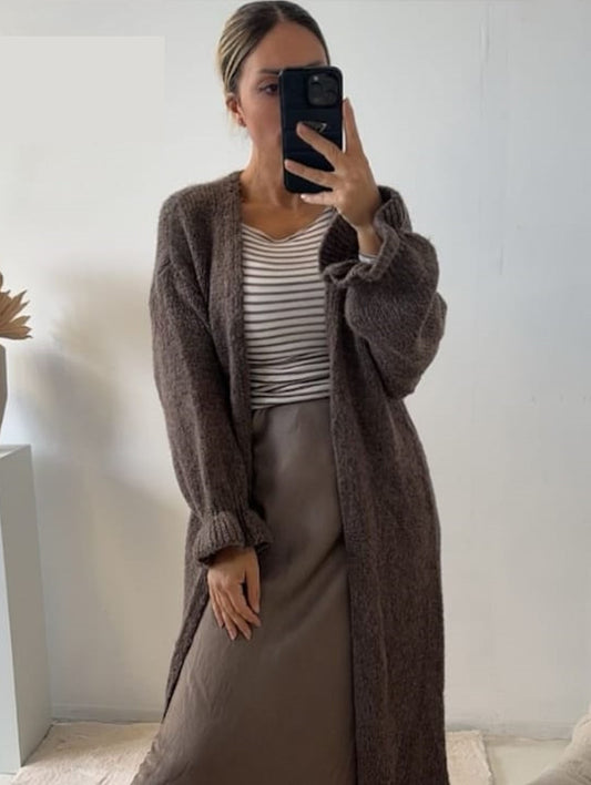 Der lange offene Cardigan in elegantem Taupe bietet vielseitigen Komfort und zeitlosen Stil - ideal für lässige Looks oder als feiner Begleiter an kühlen Tagen!