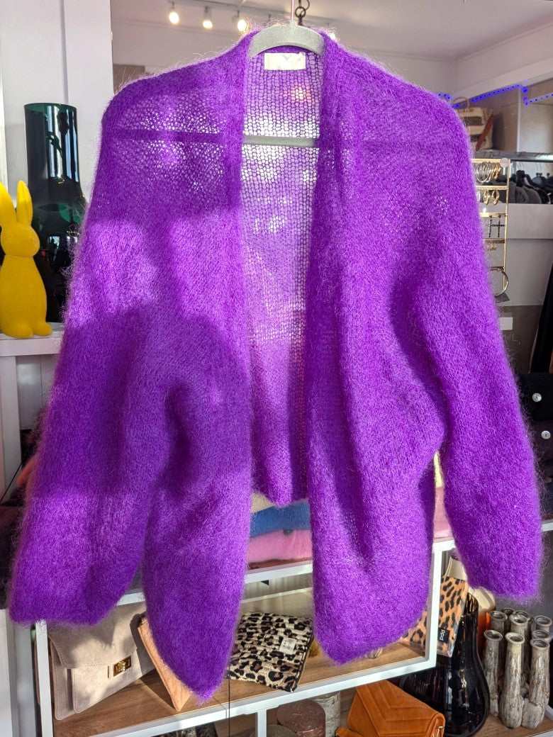 Lila leuchtende Strickjacke aus leichtem weichen 80% Sommer Kid Mohair – perfekt für warme Tage. Das offene Design bietet maximale Flexibilität zeitloses Piece!