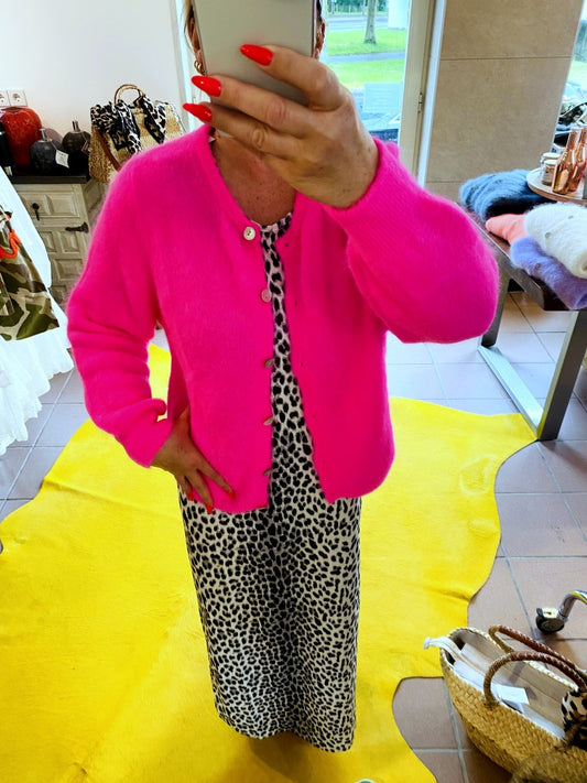 Leichte stilvolle Cardigan Strickjacke aus 52% Alpaka in leuchtendem Pink mit eleganten Perlmuttknöpfen - perfekt für alle Gelegenheiten von lässig bis elegant