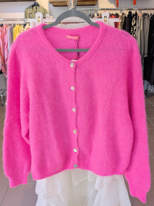 Leichte stilvolle Cardigan Strickjacke aus 52% Mohair in leuchtendem Pink mit eleganten Perlmuttknöpfen - perfekt für alle Gelegenheiten von lässig bis elegant