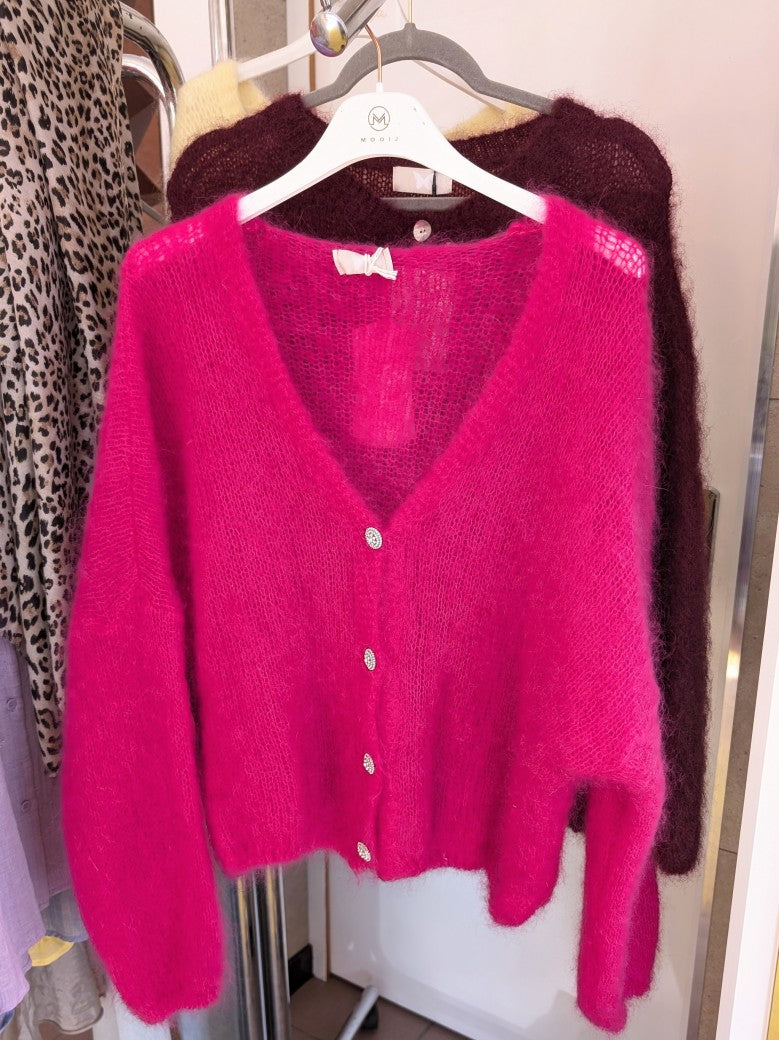 Behagliche stilvolle Cardigan Strickjacke aus 80% Mohair in knalligem Pink mit funkelnden Silberknöpfen - perfekt für alle Gelegenheiten von lässig bis elegant.