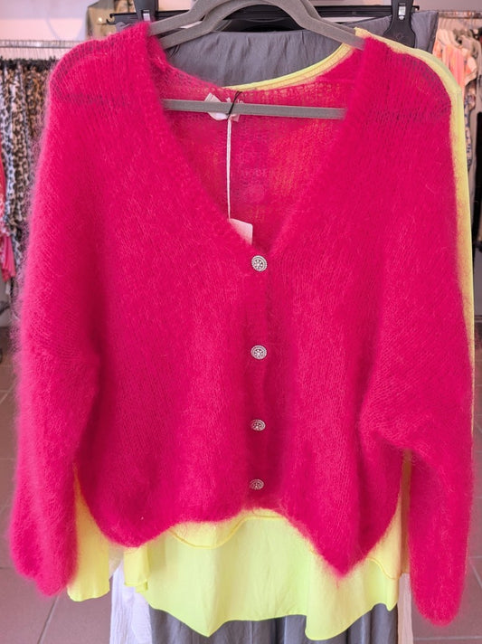 Behagliche stilvolle Cardigan Strickjacke aus 80% Mohair in knalligem Pink mit funkelnden Silberknöpfen - perfekt für alle Gelegenheiten von lässig bis elegant.