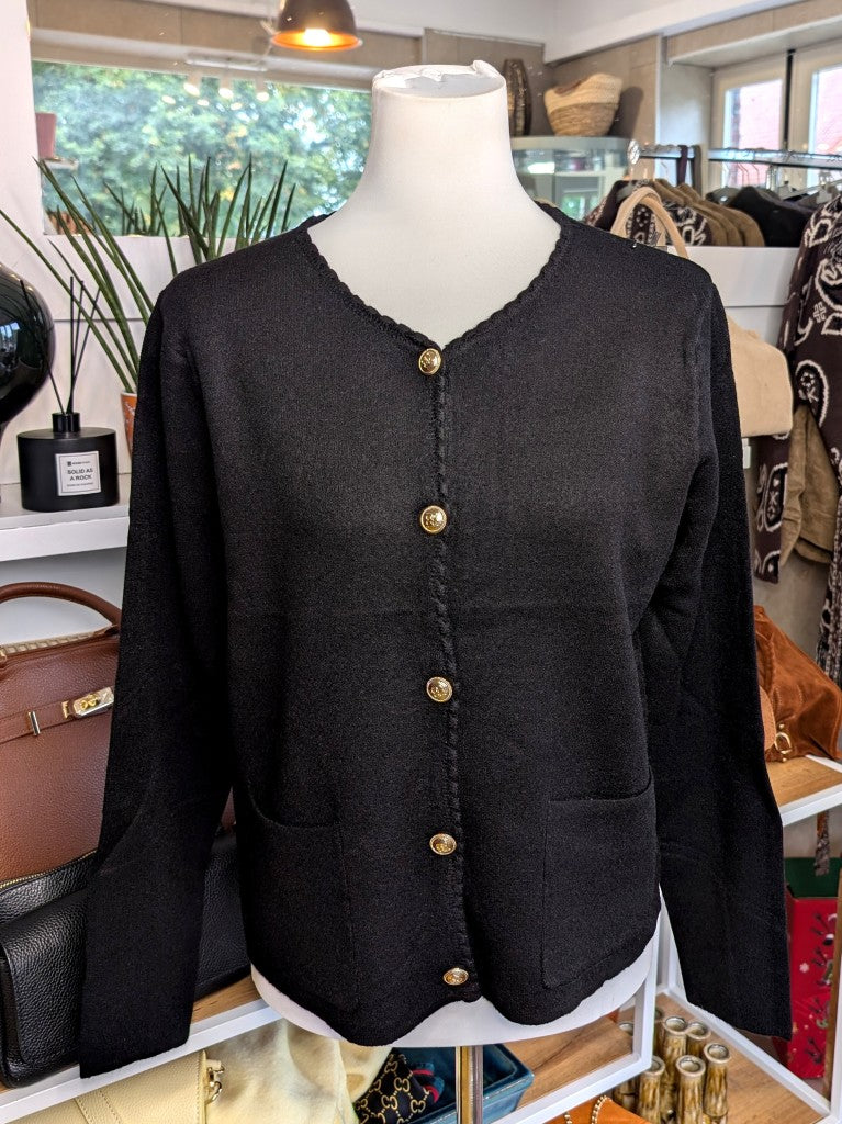 Elegante klassisch schwarze Strickjacke aus hochwertiger Viskose-Woll-Mischung mit Goldknöpfen, praktischen Taschen und zeitlosem Design - casual bis elegant