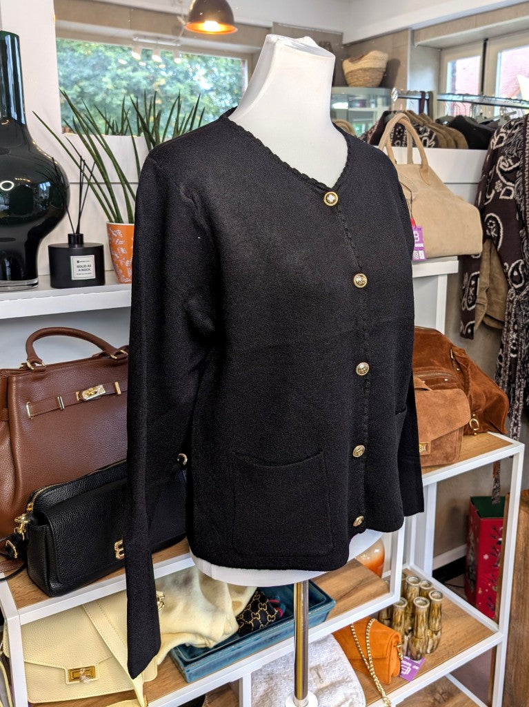 Elegante klassisch schwarze Strickjacke aus hochwertiger Viskose-Woll-Mischung mit Goldknöpfen, praktischen Taschen und zeitlosem Design - casual bis elegant