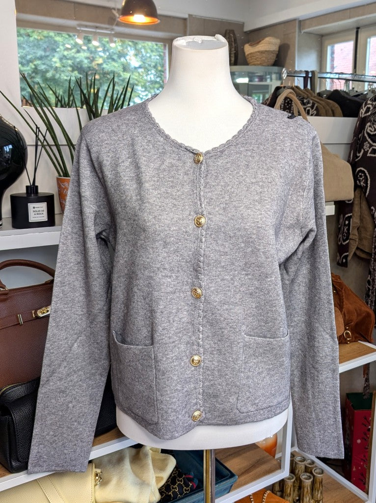 Elegante klassisch Silber graue Strickjacke aus hochwertiger Viskose-Woll-Mischung mit Goldknöpfen, praktischen Taschen und zeitlosem Design. Casual bis elegant