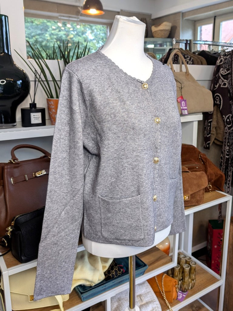 Elegante klassisch Silber graue Strickjacke aus hochwertiger Viskose-Woll-Mischung mit Goldknöpfen, praktischen Taschen und zeitlosem Design. Casual bis elegant