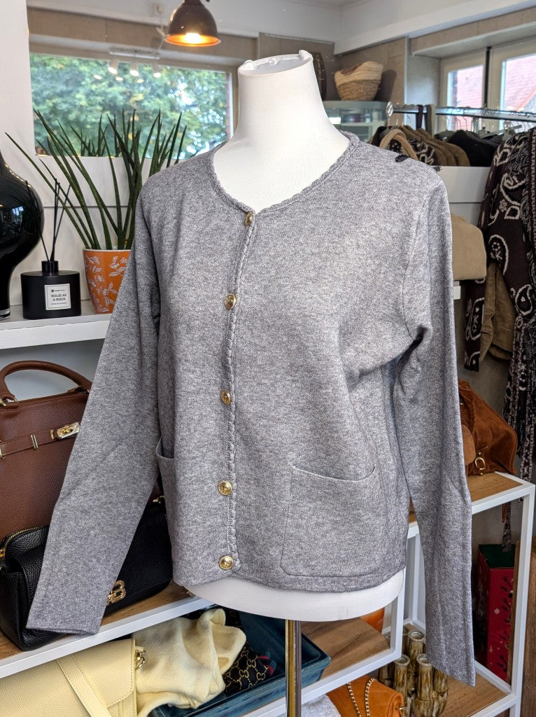 Elegante klassisch Silber graue Strickjacke aus hochwertiger Viskose-Woll-Mischung mit Goldknöpfen, praktischen Taschen und zeitlosem Design. Casual bis elegant