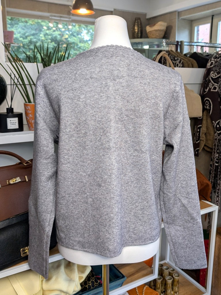 Elegante klassisch Silber graue Strickjacke aus hochwertiger Viskose-Woll-Mischung mit Goldknöpfen, praktischen Taschen und zeitlosem Design. Casual bis elegant