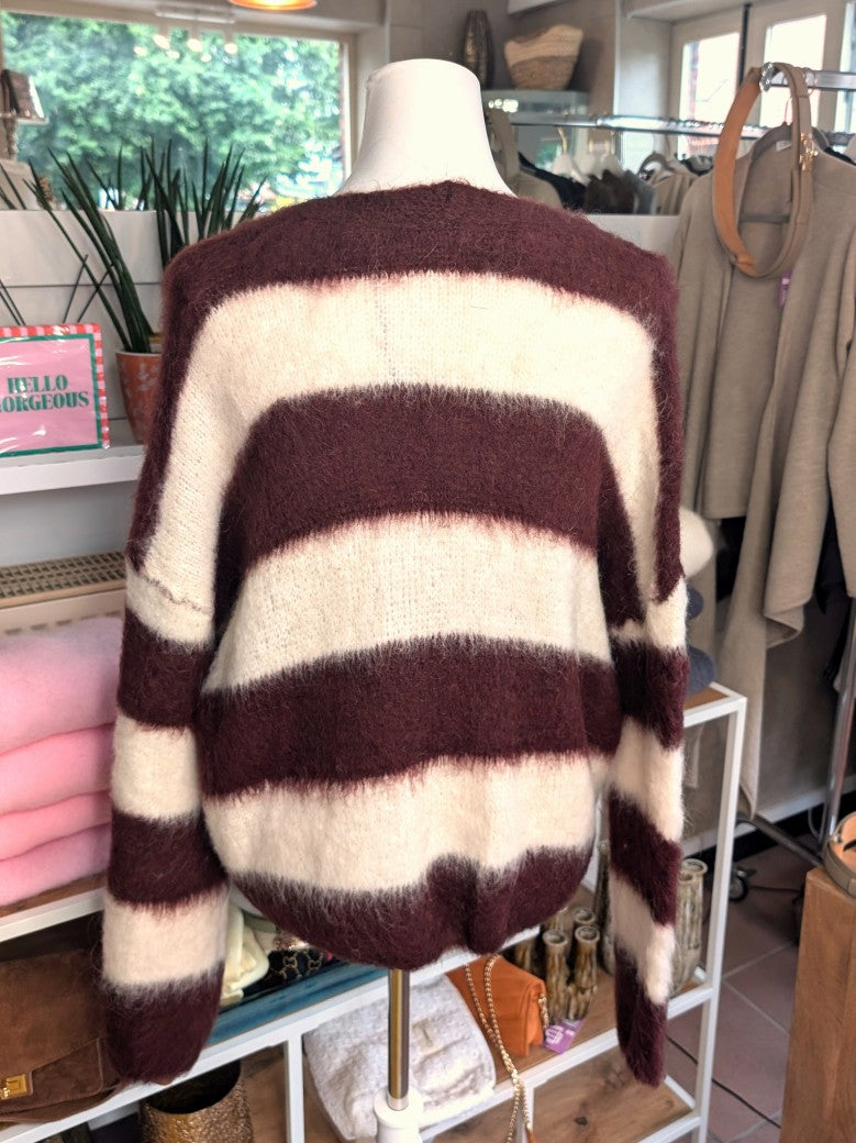 Weiche elegante Strickjacke aus Kid Mohair Wolle mit Perlmuttknöpfen, raffinierter Look durch breite Streifen Burgundy Weiß – perfekt zu Jeans Röcken Hosen.