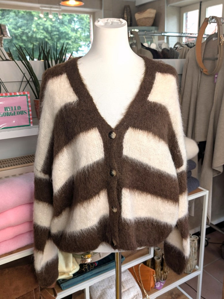Weiche elegante Strickjacke aus Kid Mohair Wolle mit Perlmuttknöpfen, raffinierter Look durch breite Streifen Coffee Braun Weiß – perfekt zu Jeans Röcken Hosen.