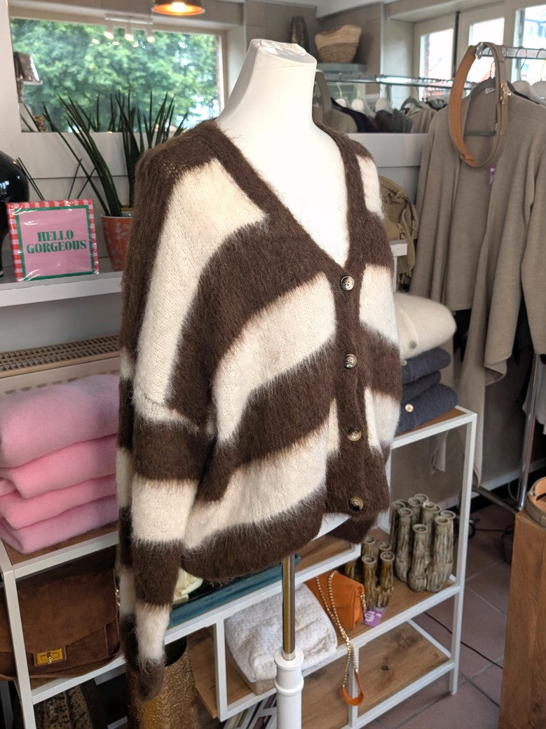 Weiche elegante Strickjacke aus Kid Mohair Wolle mit Perlmuttknöpfen, raffinierter Look durch breite Streifen Coffee Braun Weiß – perfekt zu Jeans Röcken Hosen.