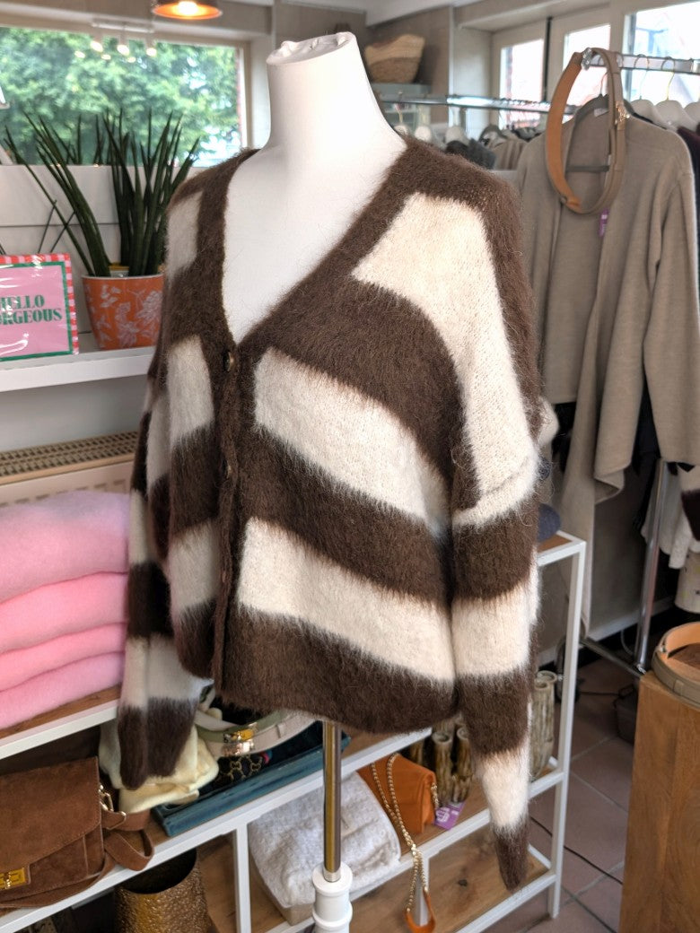 Weiche elegante Strickjacke aus Kid Mohair Wolle mit Perlmuttknöpfen, raffinierter Look durch breite Streifen Coffee Braun Weiß – perfekt zu Jeans Röcken Hosen.