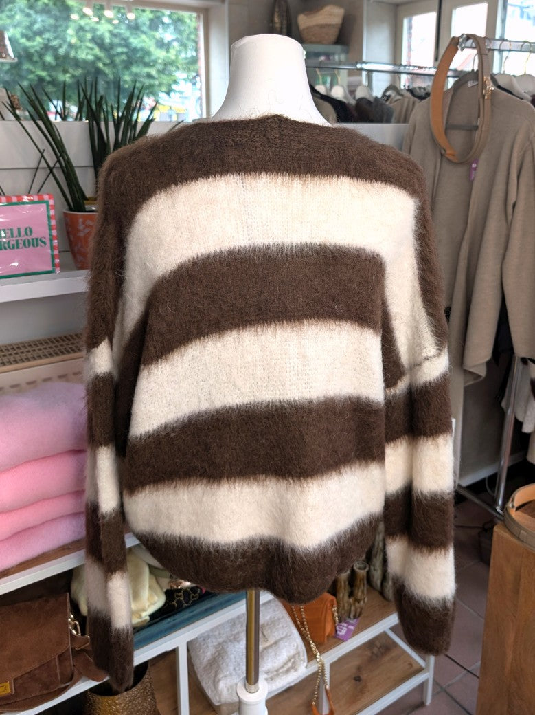 Weiche elegante Strickjacke aus Kid Mohair Wolle mit Perlmuttknöpfen, raffinierter Look durch breite Streifen Coffee Braun Weiß – perfekt zu Jeans Röcken Hosen.