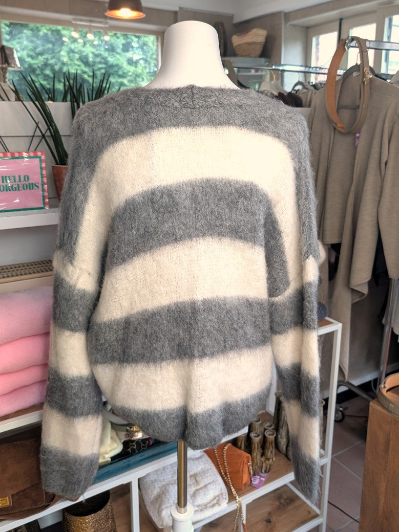Weiche elegante Strickjacke aus Kid Mohair Wolle mit Perlmuttknöpfen, raffinierter Look durch breite Streifen Grau Woll-Weiß – perfekt zu Jeans Röcken Hosen.