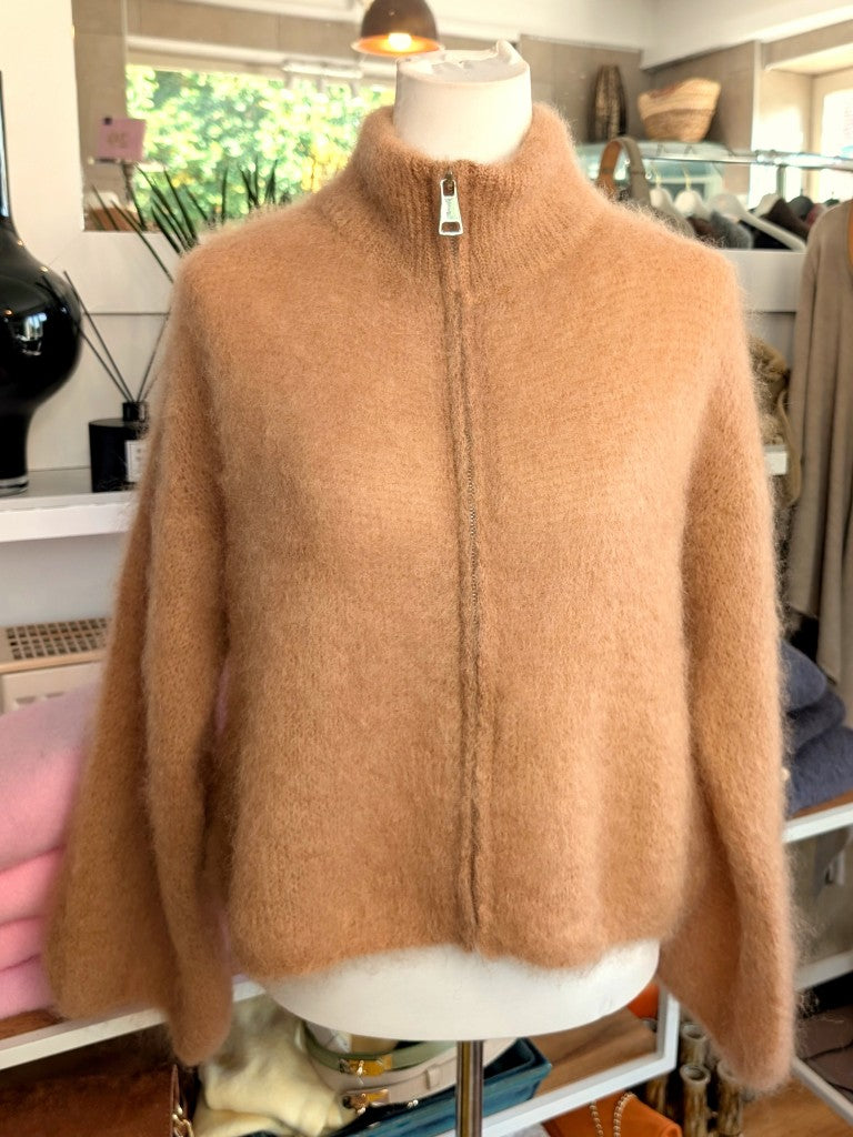 Elegante Strickjacke aus luxuriösem 80% Soft Kid Mohair für unvergleichliche Weichheit und Wärmeisolation in warmem Camel Karamell Braun Zipper Reißverschluss.
