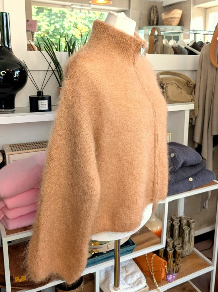 Elegante Strickjacke aus luxuriösem 80% Soft Kid Mohair für unvergleichliche Weichheit und Wärmeisolation in warmem Camel Karamell Braun Zipper Reißverschluss.