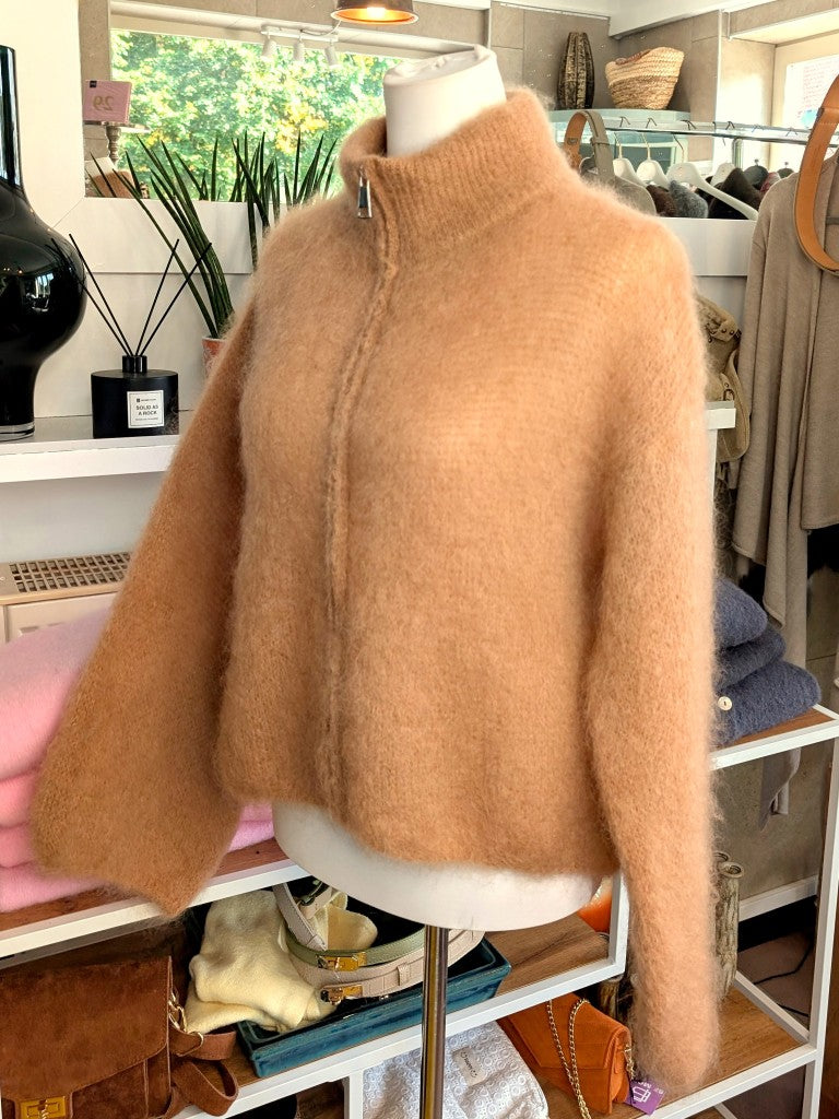 Elegante Strickjacke aus luxuriösem 80% Soft Kid Mohair für unvergleichliche Weichheit und Wärmeisolation in warmem Camel Karamell Braun Zipper Reißverschluss.