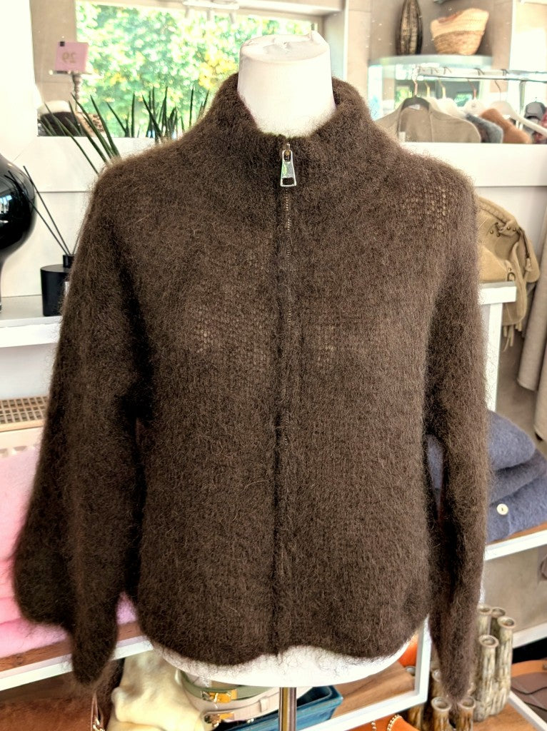 Elegante Strickjacke aus luxuriösem 80% Soft Kid Mohair für unvergleichliche Weichheit und Wärmeisolation in warmem Coffee Braun mit Zipper Reißverschluss.
